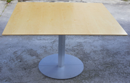 Stół konferencyjny z metalową szarą, solidną nogą